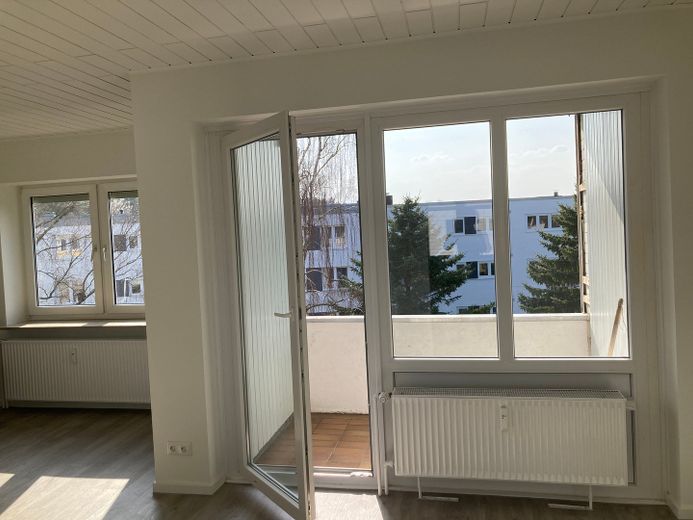 3 Zimmer-Wohnung mit Abendsonne auf dem Balkon – Wohnzimmer mit Balkonzugang