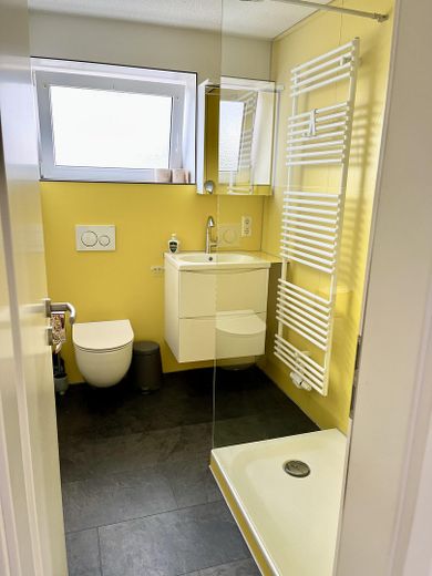 Bad mit Regendusche OG