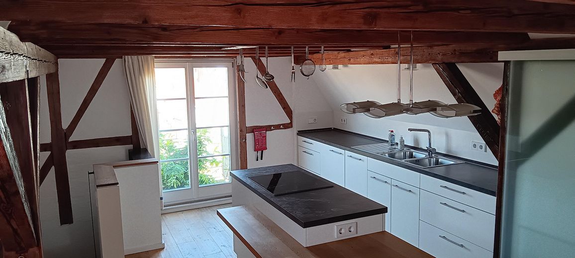 Old building gem - studio with castle view – Esszimmer / Küche m. Kochinsel