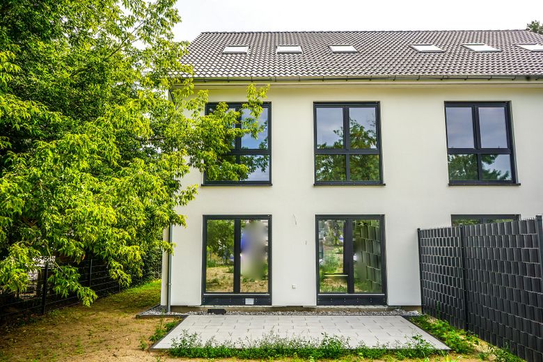 Modernes Neubauhaus mit Garten nahe Falkenhagener See – Garten
