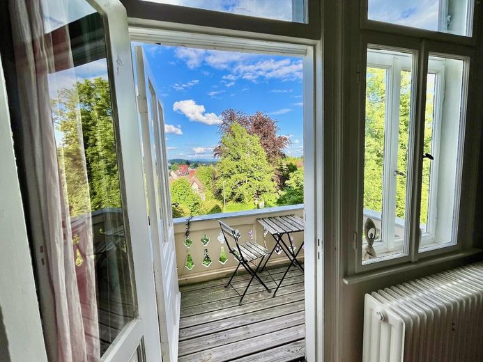 Sanierte bezugsfertige Villa mit Weitblick für Eigennutzung und/oder Kapitalanlage – Ausblick Balkonzimmer