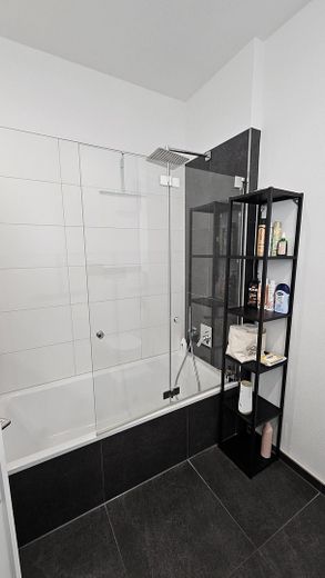 3-Zimmer Wohnung in Traumlage mit Küche und Terrasse – Badewanne