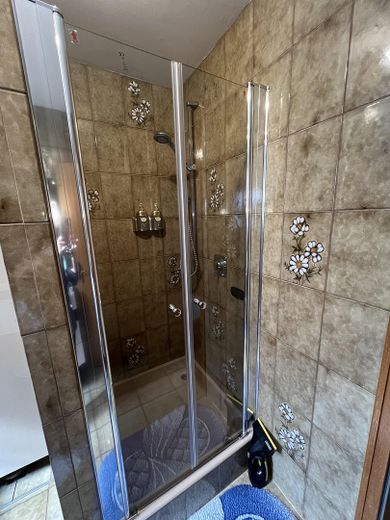 Badezimmer mit Dusche im UG
