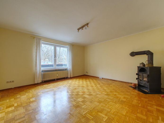 Provisionsfrei - Doppelhaushälfte mit traumhaftem Garten in absolut ruhiger Lage in Großhadern – Wohnzimmer