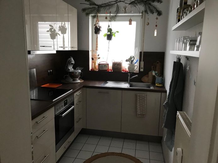 •Commission-free from private seller: Bright 3-room apartment with 2 balconies & underground garage – Küche