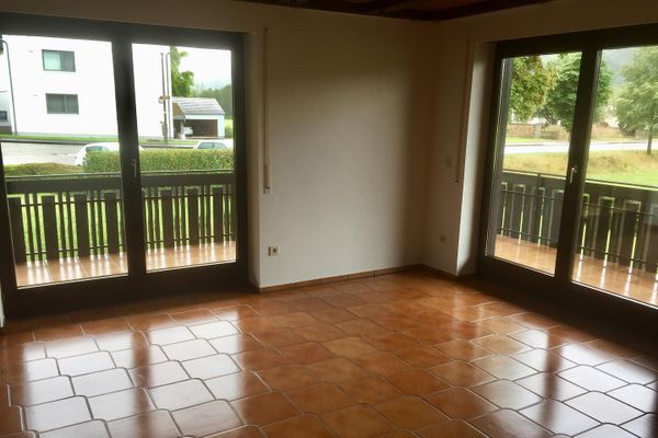 Helle 4,5-Zimmer-Wohnung mit Balkon, Garten und Wärmepumpe in Obereichstätt zu vermieten