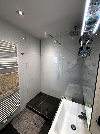 Sanierte 2-Zimmer Wohnung mit Balkon und atemberabendem Ausblick zur Kapitalanlage oder selbstbezug – Bad