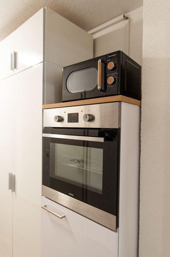 Möblierte 1-Zi Wohnung mit neuer EBK und Balkon in Sindelfingen – Backofen und Mikrowelle
