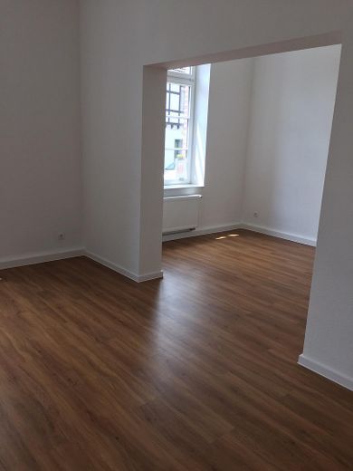 Vivere in un edificio tutelato: appartamento per insegnante di 2 locali nella AHL SCHULL – Wohnzimmer Bild 1