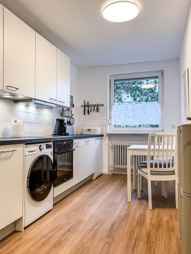 Mit sonnigem Balkon: Möbliertes Zimmer in großzügiger 2er WG – Küche - Bild a
