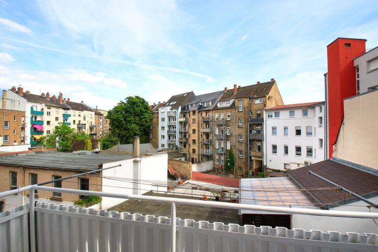 Urbaner Wohntraum mit Tiefgarage: 2-Zimmer kernsaniert – ideal für Paare, Single oder Investment – Balkon