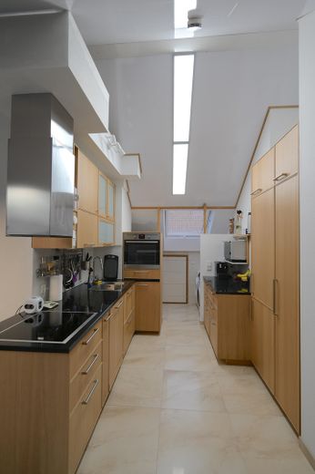 Aussicht, Natur und Design: exquisite 3-Zimmer Dachgeschosswohnung in Freiburg St. Georgen – Küche