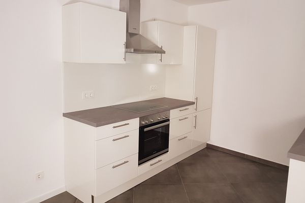 Available immediately! Fully renovated modern one-room apartment in a quiet historic town-center location without a parking space