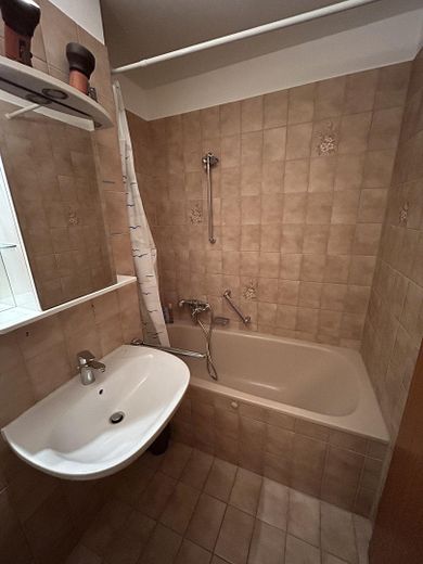 Für Kapitalanleger | Vermietete helle 2,5-Zimmer Wohnung mit Balkon und Potential – Bad Ansicht 1