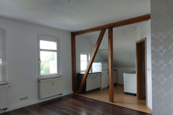 ¡Ático de 2 habitaciones en Friedrichsgrün con cocina empotrada y laminado!