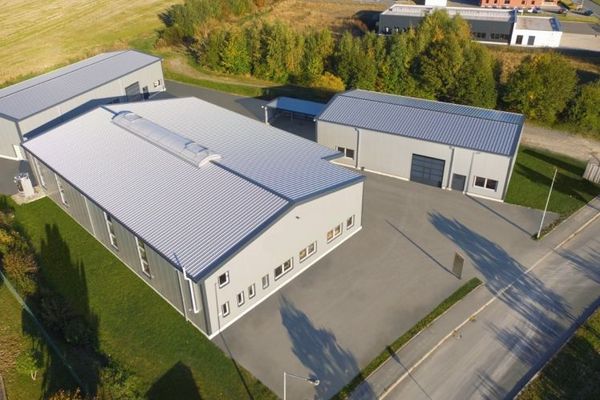 3 capannoni commerciali modernissimi – anno di costruzione 2018/2022 - portoni sezionali, uffici e locali sociali - posti auto - completamente locati