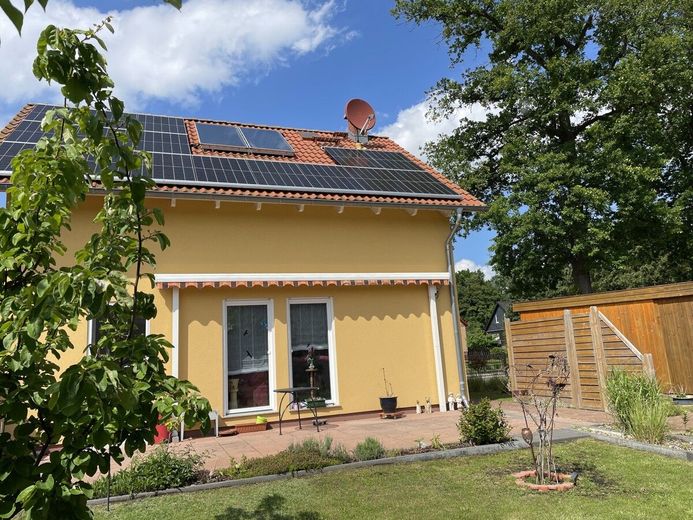 HORN IMMOBILIEN ++ modernes Einfamilienhaus mit Photovoltaikanlage, Garage und Terrasse in Torgelow – Hausansicht