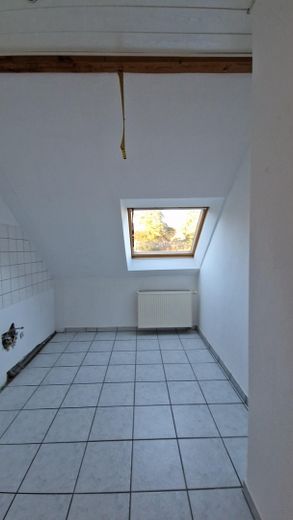 Wie ein eigenes Haus: 162,5 m² | 6 Zimmer | 600 m² Garten im Sondereigentum | 32 m² Dachterrasse – DG Abstellraum / Küche