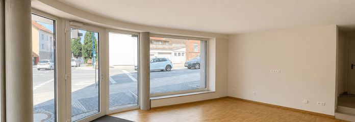 Laden mit großer Schaufensterfront, Parkett, Lagerraum
