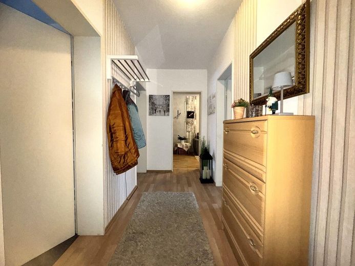 Charmante Erdgeschosswohnung mit 72 m² 
(3 Zimmer) im zentralen Zeven. – Flur