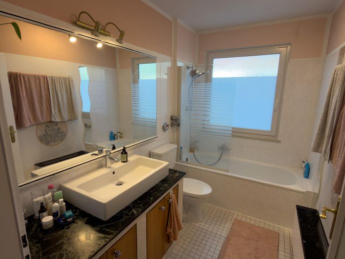 Provisionsfrei: 4-Zimmer-EG-Wohnung mit 300 m² Privatgarten, Süd-West-Terrasse, nur 2 Parteien – Bad