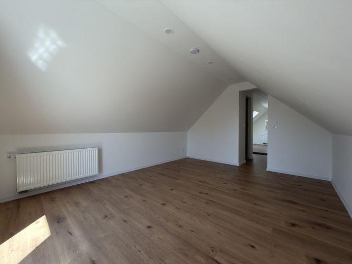 Kernsaniertes ZFH – 2 vermietbare Whg., Energieklasse A, 1.450 € Sollmiete – Zimmer DG