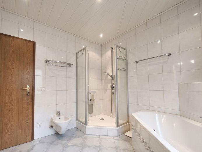 6-Zimmer-Einfamilienhaus in Ruderting mit Pool & Blick ins Grüne – Foto 25