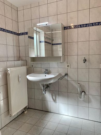 Apartamento de 1 habitación en Moselweiß con cocina y plaza de aparcamiento – Bad