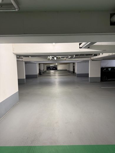 Nur 100 m vom Meer entfernt - Stilvolle 3 ZKB Wohnung mit Marken EBK u. TG Stellplatz – Einfahrt Tiefgarage