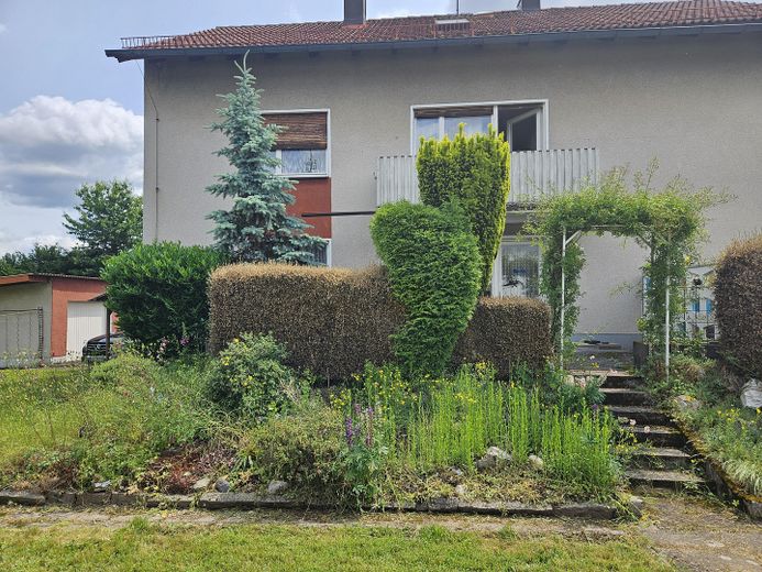 Westseite mit Steingarten