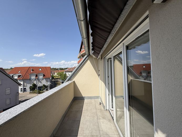 Częściowo umeblowane mieszkanie 4,5-pok. z zabudowaną kuchnią, balkonem, 2 miejscami postojowymi w garażu podziemnym – Zdjęcie 13