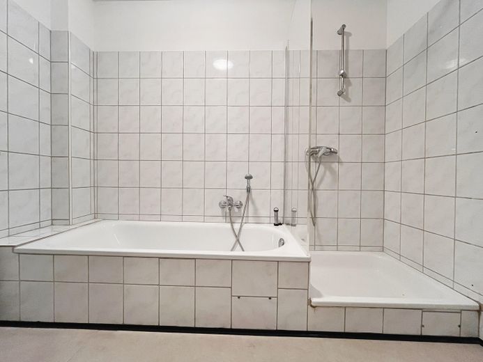Gemütliche, frisch sanierte Zweizimmerwohnung in Elze – Dusche und Badewanne