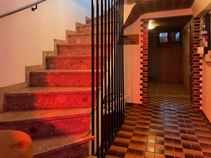 Keller-Diele – Blick v.d. Bar