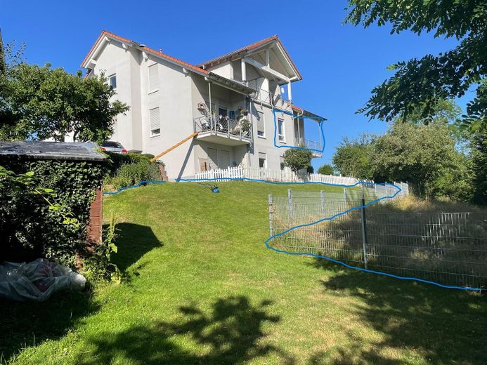 Moderne 3-Zi.-EG-Wohnung mit Blick übers Tal in Heppenheim-Kirschhausen – Rückansicht mit Garten