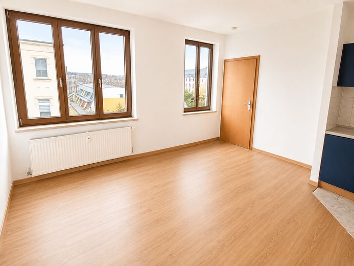 Clevere Kapitalanlage: Charmante 1-Zimmer-Wohnung in der Nähe historischer Kirche – Wohnzimmer
