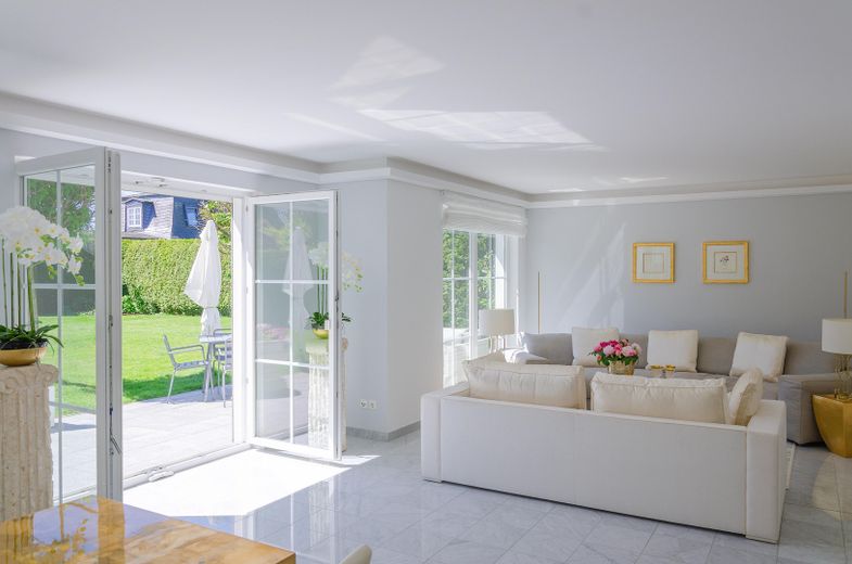 Luxuriöse Marmorvilla am Leading Golf Club Seddiner See - Landhausvilla vor den Toren Berlins – Wohnsalon
