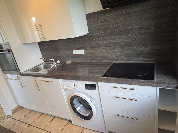 No commission: Newly renovated 3-room apartment with south-facing balcony & parking space – available for immediate occupancy! – Küche