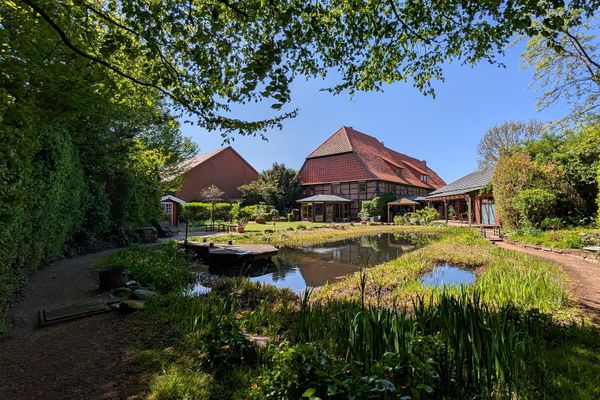 Jeden Tag wie im Urlaub: Wundervolles Landhaus mit Hallenbad, Naturbadeteich und Mieteinnahmen