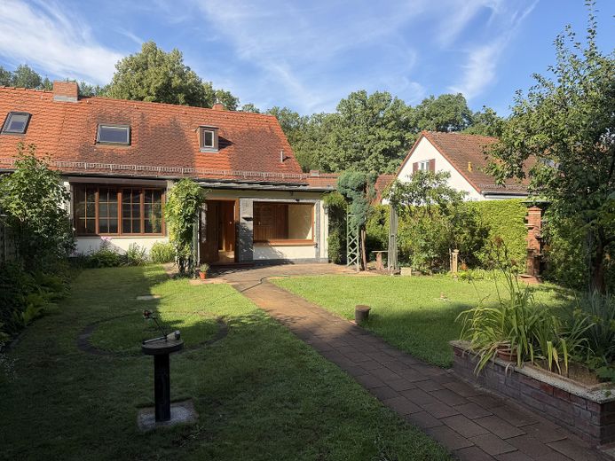 Ländliche Idylle mitten in der Stadt ! Ihr künftiges Zuhause mit herrlichem Garten und 3 Garagen ! – Foto 1
