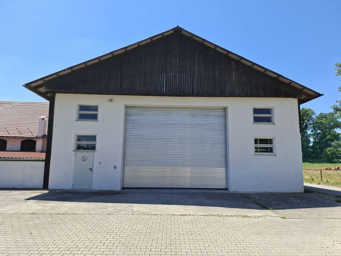 Entrepôt / hall commercial de 644 m² avec grande porte sectionnelle sur la B388 – Photo 1