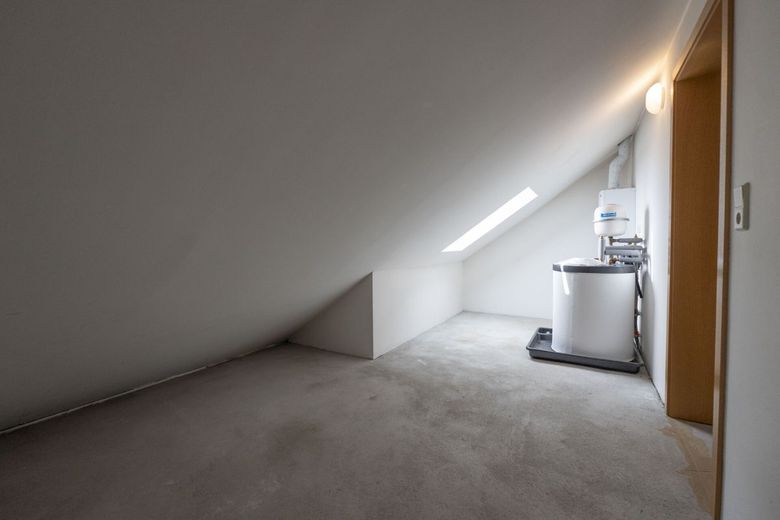 Vollunterkellertes Reihenhaus in ruhiger Stadtrandlage mit Garten und separater Garage – Heizraum DG