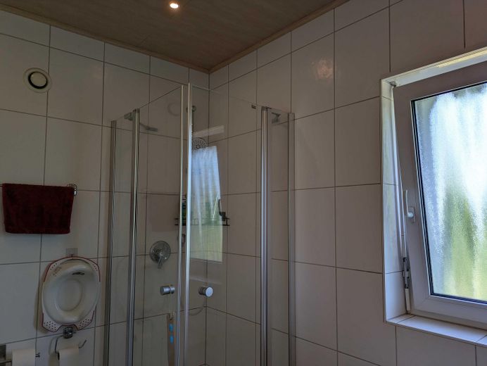 Jasny i przyjazny rodzinie dom z ogrodem usytuowanym od strony południowo-wschodniej – Badezimmer 1 O.G.