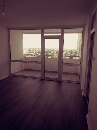 Wohnzimmer mit Balkon