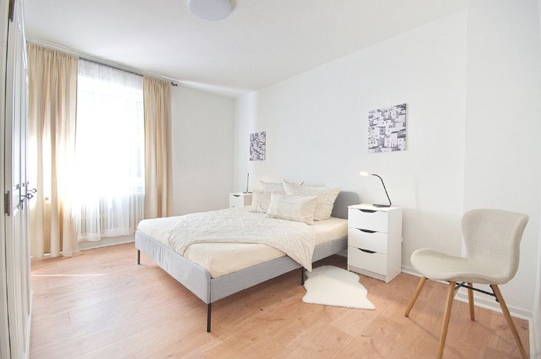 Bright, attractively furnished apartment with balcony and internet access, quiet and centrally located, approx. 200 metres from the “Planckstraße” underground station – 6801e676fc3d803a7659c01162217203927982f4.jpg