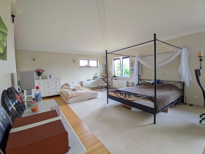 236 m² woonoppervlak + zelfstandige woning, 735 m² perceel – ruime woning in Wolfsburg-Kästorf – Eingang Suite Zimmer