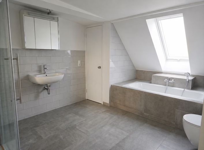 Befristet: Möblierte Wohnung mit Wohnküche und Balkon – Foto 3