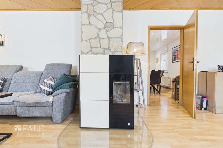 Umfassend modernisiertes und in weiten Teilen saniertes und zentrales Wohnhaus mit Einliegerwohnung – Wohnung-EG
