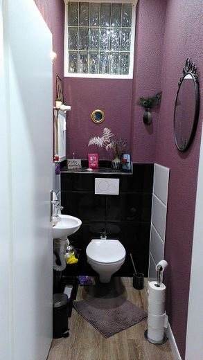 Großzügige Wohnung mit Hinterhof-Terrasse in Bahnhofsnähe – Gäste-WC