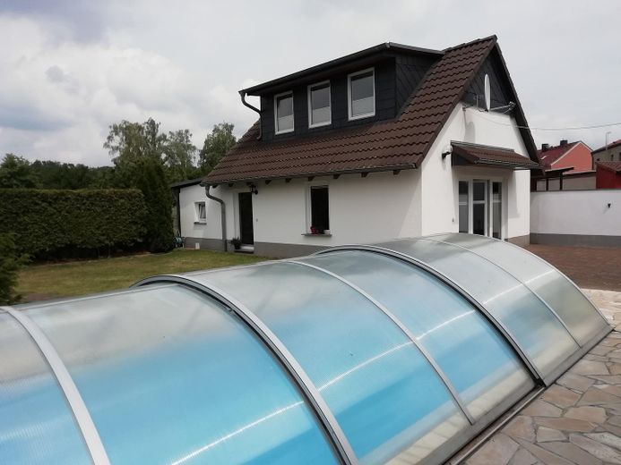 Einfamilienhaus plus Ferienhäuschen – Pool mit Ferienhäuschen