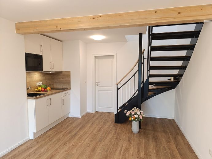Dachgeschoß-Maisonette-Wohnung 44 qm am Tilsiter Platz in Kiel-Ellerbek – Küchenzeile im Wohnzimmer